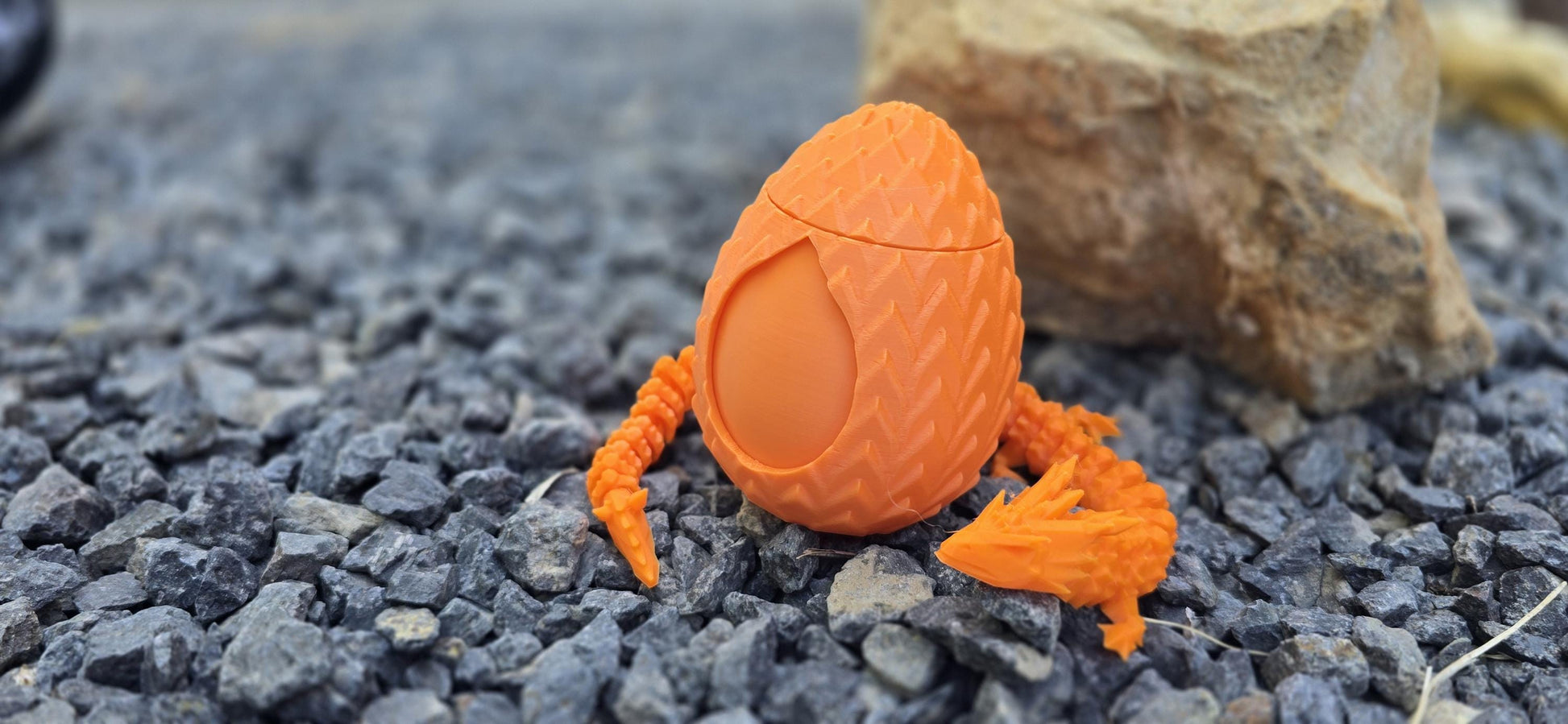 3D Printed Dragon egg w/ Dragon